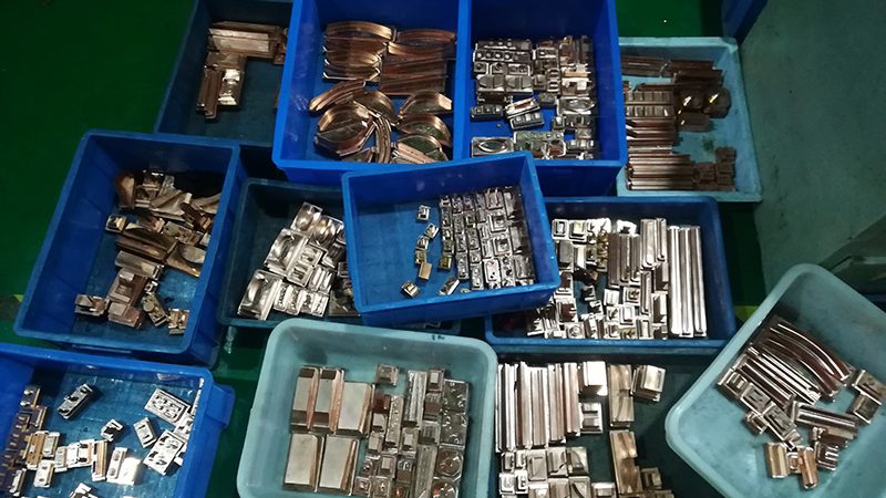 硅胶模具与金属模具：材质差异与适用场景解析**