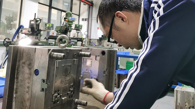 电子接插件连续冲压模具设计的要点解析**